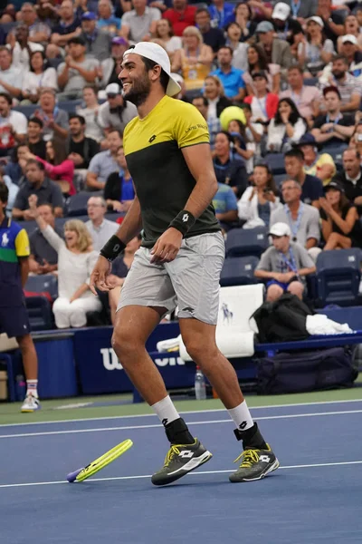 2019年9月2日 意大利职业网球选手马特奥 贝雷蒂尼在比利 金网球中心举行的2019年美国网球公开赛16强对阵安德烈 鲁布列夫后庆祝胜利 — 图库照片