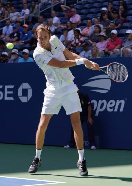 New York - 29 Ağustos 2019: Rusya 'dan profesyonel tenisçi Daniil Medvedev, New York' taki Billie Jean King Ulusal Tenis Merkezi 'nde oynanan 2019 Amerika Açık ilk tur karşılaşmasında