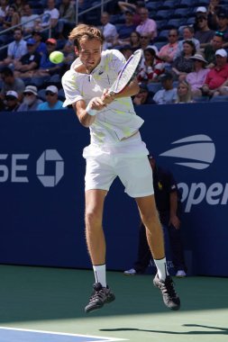 New York - 29 Ağustos 2019: Rusya 'dan profesyonel tenisçi Daniil Medvedev, New York' taki Billie Jean King Ulusal Tenis Merkezi 'nde oynanan 2019 Amerika Açık ilk tur karşılaşmasında