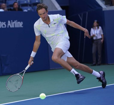New York - 3 Eylül 2019: Profesyonel tenisçi Daniil Medvedev, New York'taki Billie Jean King Ulusal Tenis Merkezi'nde oynanan 2019 ABD Açık çeyrek final maçında Rusya'dan