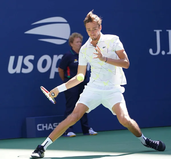 New York - 29 Ağustos 2019: Rusya 'dan profesyonel tenisçi Daniil Medvedev, New York' taki Billie Jean King Ulusal Tenis Merkezi 'nde oynanan 2019 Amerika Açık ilk tur karşılaşmasında