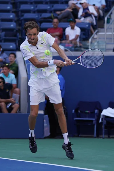New York - 29 Ağustos 2019: Rusya 'dan profesyonel tenisçi Daniil Medvedev, New York' taki Billie Jean King Ulusal Tenis Merkezi 'nde oynanan 2019 Amerika Açık ilk tur karşılaşmasında
