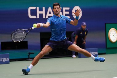 New York - 26 Ağustos 2019: Sırbistan Grand Slam Şampiyonu Novak Cokoviç, New York 'taki Billie Jean King Ulusal Tenis Merkezi' nde oynanan 2019 US Open ilk tur karşılaşmasında