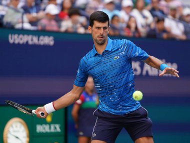 New York - 26 Ağustos 2019: Sırbistan Grand Slam Şampiyonu Novak Cokoviç, New York 'taki Billie Jean King Ulusal Tenis Merkezi' nde oynanan 2019 US Open ilk tur karşılaşmasında