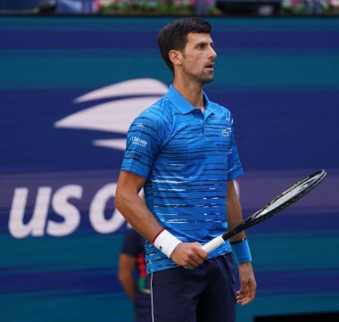New York - 26 Ağustos 2019: Sırbistan Grand Slam Şampiyonu Novak Cokoviç, New York 'taki Billie Jean King Ulusal Tenis Merkezi' nde oynanan 2019 US Open ilk tur karşılaşmasında