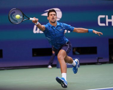 New York - 26 Ağustos 2019: Sırbistan Grand Slam Şampiyonu Novak Cokoviç, New York 'taki Billie Jean King Ulusal Tenis Merkezi' nde oynanan 2019 US Open ilk tur karşılaşmasında