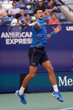 New York - 26 Ağustos 2019: Sırbistan Grand Slam Şampiyonu Novak Cokoviç, New York 'taki Billie Jean King Ulusal Tenis Merkezi' nde oynanan 2019 US Open ilk tur karşılaşmasında