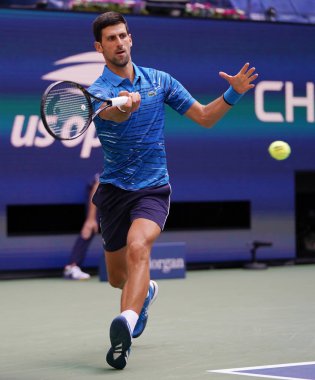 New York - 26 Ağustos 2019: Sırbistan Grand Slam Şampiyonu Novak Cokoviç, New York 'taki Billie Jean King Ulusal Tenis Merkezi' nde oynanan 2019 US Open ilk tur karşılaşmasında