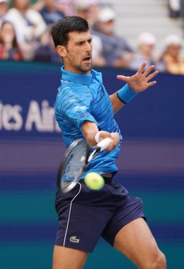 New York - 26 Ağustos 2019: Sırbistan Grand Slam Şampiyonu Novak Cokoviç, New York 'taki Billie Jean King Ulusal Tenis Merkezi' nde oynanan 2019 US Open ilk tur karşılaşmasında