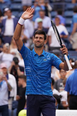 New York - 26 Ağustos 2019: Sırbistan Grand Slam Şampiyonu Novak Cokoviç, New York 'taki Billie Jean King Ulusal Tenis Merkezi' nde oynanan 2019 US Open ilk tur karşılaşmasının zaferini kutladı