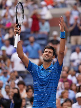 New York - 26 Ağustos 2019: Sırbistan Grand Slam Şampiyonu Novak Cokoviç, New York 'taki Billie Jean King Ulusal Tenis Merkezi' nde oynanan 2019 US Open ilk tur karşılaşmasının zaferini kutladı