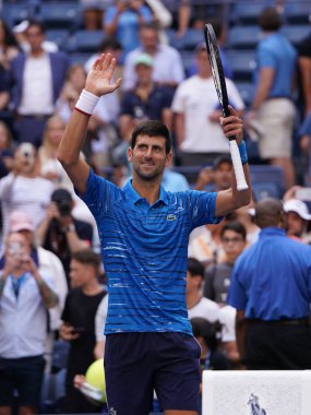 New York - 26 Ağustos 2019: Sırbistan Grand Slam Şampiyonu Novak Cokoviç, New York 'taki Billie Jean King Ulusal Tenis Merkezi' nde oynanan 2019 US Open ilk tur karşılaşmasının zaferini kutladı