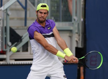 New York - 27 Ağustos 2019: Rusya 'dan profesyonel tenisçi Karen Khachanov, New York' taki Billie Jean King Ulusal Tenis Merkezi 'nde oynanan 2019 Amerika Açık ilk tur karşılaşmasında