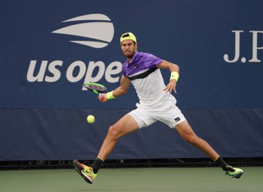 New York - 27 Ağustos 2019: Rusya 'dan profesyonel tenisçi Karen Khachanov, New York' taki Billie Jean King Ulusal Tenis Merkezi 'nde oynanan 2019 Amerika Açık ilk tur karşılaşmasında