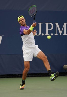 New York - 27 Ağustos 2019: Rusya 'dan profesyonel tenisçi Karen Khachanov, New York' taki Billie Jean King Ulusal Tenis Merkezi 'nde oynanan 2019 Amerika Açık ilk tur karşılaşmasında