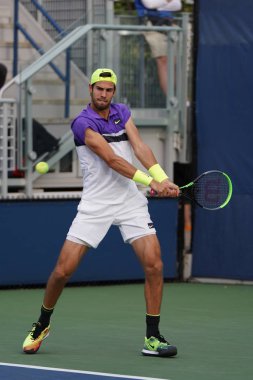 New York - 27 Ağustos 2019: Rusya 'dan profesyonel tenisçi Karen Khachanov, New York' taki Billie Jean King Ulusal Tenis Merkezi 'nde oynanan 2019 Amerika Açık ilk tur karşılaşmasında