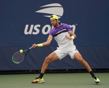 New York - 27 Ağustos 2019: Rusya 'dan profesyonel tenisçi Karen Khachanov, New York' taki Billie Jean King Ulusal Tenis Merkezi 'nde oynanan 2019 Amerika Açık ilk tur karşılaşmasında