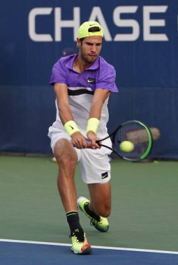 New York - 27 Ağustos 2019: Rusya 'dan profesyonel tenisçi Karen Khachanov, New York' taki Billie Jean King Ulusal Tenis Merkezi 'nde oynanan 2019 Amerika Açık ilk tur karşılaşmasında