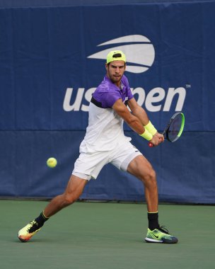 New York - 27 Ağustos 2019: Rusya 'dan profesyonel tenisçi Karen Khachanov, New York' taki Billie Jean King Ulusal Tenis Merkezi 'nde oynanan 2019 Amerika Açık ilk tur karşılaşmasında