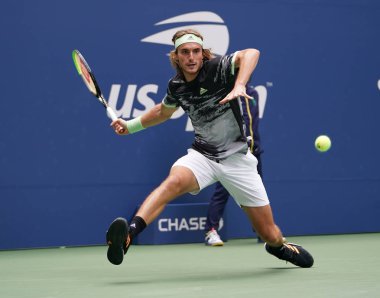 NEW YORK - 27 AUGust 2019: Yunan profesyonel tenisçi Stefanos Tsitsipas, New York 'taki Billie Jean King Ulusal Tenis Merkezi' nde oynanan 2019 ABD Açık ilk tur müsabakasında