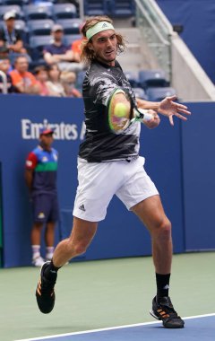 NEW YORK - 27 AUGust 2019: Yunan profesyonel tenisçi Stefanos Tsitsipas, New York 'taki Billie Jean King Ulusal Tenis Merkezi' nde oynanan 2019 ABD Açık ilk tur müsabakasında