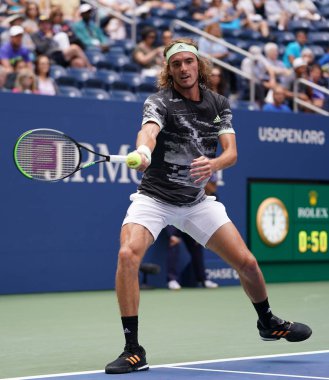 NEW YORK - 27 AUGust 2019: Yunan profesyonel tenisçi Stefanos Tsitsipas, New York 'taki Billie Jean King Ulusal Tenis Merkezi' nde oynanan 2019 ABD Açık ilk tur müsabakasında