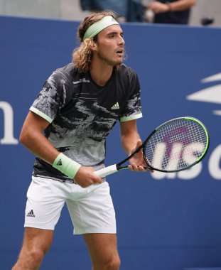 NEW YORK - 27 AUGust 2019: Yunan profesyonel tenisçi Stefanos Tsitsipas, New York 'taki Billie Jean King Ulusal Tenis Merkezi' nde oynanan 2019 ABD Açık ilk tur müsabakasında