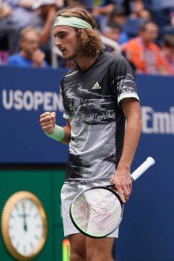 NEW YORK - 27 AUGust 2019: Yunan profesyonel tenisçi Stefanos Tsitsipas, New York 'taki Billie Jean King Ulusal Tenis Merkezi' nde oynanan 2019 ABD Açık ilk tur müsabakasında