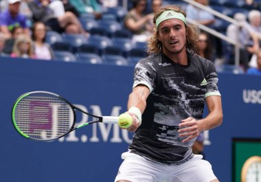 NEW YORK - 27 AUGust 2019: Yunan profesyonel tenisçi Stefanos Tsitsipas, New York 'taki Billie Jean King Ulusal Tenis Merkezi' nde oynanan 2019 ABD Açık ilk tur müsabakasında