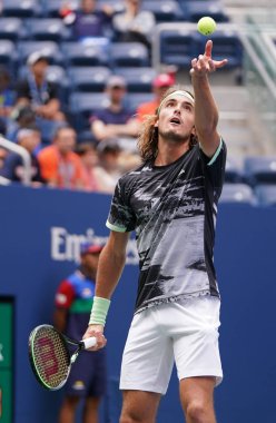 NEW YORK - 27 AUGust 2019: Yunan profesyonel tenisçi Stefanos Tsitsipas, New York 'taki Billie Jean King Ulusal Tenis Merkezi' nde oynanan 2019 ABD Açık ilk tur müsabakasında