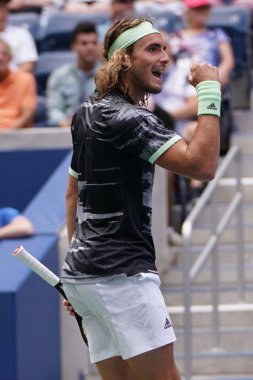 NEW YORK - 27 AUGust 2019: Yunan profesyonel tenisçi Stefanos Tsitsipas, New York 'taki Billie Jean King Ulusal Tenis Merkezi' nde oynanan 2019 ABD Açık ilk tur müsabakasında