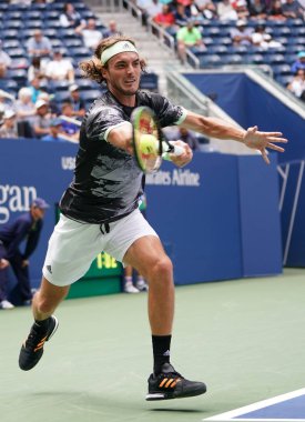 NEW YORK - 27 AUGust 2019: Yunan profesyonel tenisçi Stefanos Tsitsipas, New York 'taki Billie Jean King Ulusal Tenis Merkezi' nde oynanan 2019 ABD Açık ilk tur müsabakasında