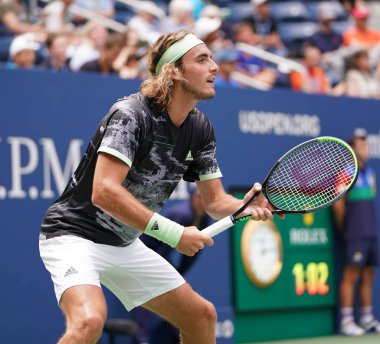 NEW YORK - 27 AUGust 2019: Yunan profesyonel tenisçi Stefanos Tsitsipas, New York 'taki Billie Jean King Ulusal Tenis Merkezi' nde oynanan 2019 ABD Açık ilk tur müsabakasında