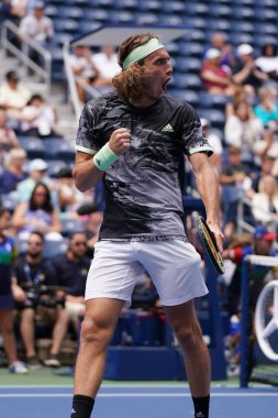 NEW YORK - 27 AUGust 2019: Yunan profesyonel tenisçi Stefanos Tsitsipas, New York 'taki Billie Jean King Ulusal Tenis Merkezi' nde oynanan 2019 ABD Açık ilk tur müsabakasında