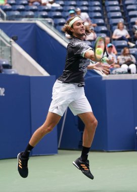 NEW YORK - 27 AUGust 2019: Yunan profesyonel tenisçi Stefanos Tsitsipas, New York 'taki Billie Jean King Ulusal Tenis Merkezi' nde oynanan 2019 ABD Açık ilk tur müsabakasında