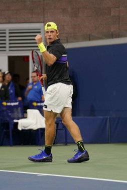 New York - 27 Ağustos 2019: Kanadalı profesyonel tenisçi Denis Shapolvalov, New York 'taki Billie Jean King Ulusal Tenis Merkezi' nde oynanan 2019 US Open ilk tur maçı sonrasında zaferini kutladı