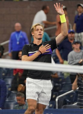New York - 27 Ağustos 2019: Kanadalı profesyonel tenisçi Denis Shapolvalov, New York 'taki Billie Jean King Ulusal Tenis Merkezi' nde oynanan 2019 US Open ilk tur maçı sonrasında zaferini kutladı