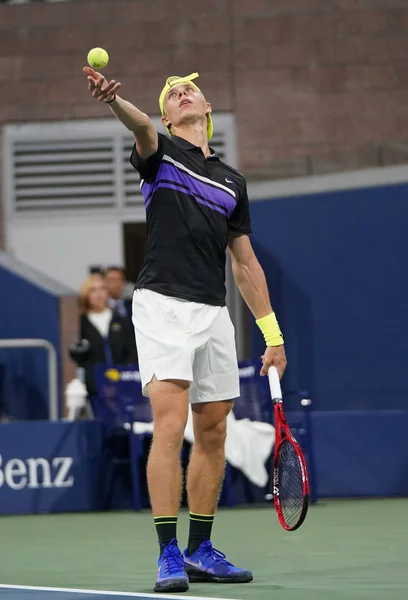 ニューヨーク 2019年8月27日 カナダのプロテニス選手デニス シャポヴァロフが2019年の試合中にカナダのニューヨークにあるビリー ジーン キング ナショナル テニスセンターで第1戦を開催 — ストック写真
