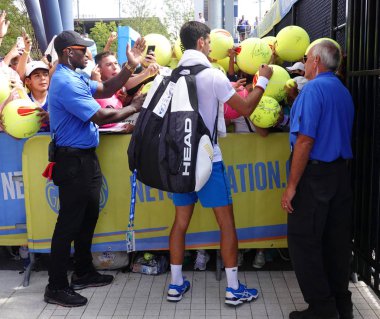 New York - 27 Ağustos 2019: Sırbistan Grand Slam Şampiyonu Novak Cokoviç, New York 'taki Billie Jean King Ulusal Tenis Merkezi' nde 2019 Us Open antrenmanı sonrasında imza dağıttı.