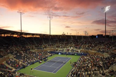 New York - 27 Ağustos 2019: New York 'ta oynanan 2019 US Open maçında Billie Jean King Ulusal Tenis Merkezi' nde gün batımında Grandstand Stadyumu