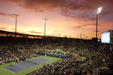 New York - 27 Ağustos 2019: New York 'ta oynanan 2019 US Open maçında Billie Jean King Ulusal Tenis Merkezi' nde gün batımında Grandstand Stadyumu