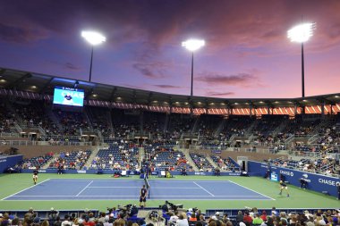 New York - 27 Ağustos 2019: New York 'ta oynanan 2019 US Open maçında Billie Jean King Ulusal Tenis Merkezi' nde gün batımında Grandstand Stadyumu
