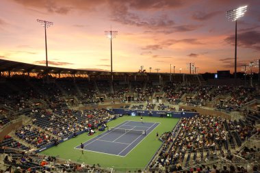 New York - 27 Ağustos 2019: New York 'ta oynanan 2019 US Open maçında Billie Jean King Ulusal Tenis Merkezi' nde gün batımında Grandstand Stadyumu