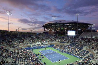New York - 27 Ağustos 2019: Grandstand Stadyumu ve Arthur Ashe Stadyumu, New York 'ta yapılan 2019 US Open maçında günbatımında Billie Jean King Ulusal Tenis Merkezi' nde