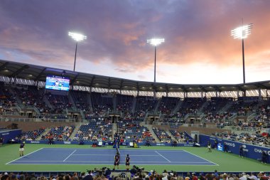 New York - 27 Ağustos 2019: New York 'ta oynanan 2019 US Open maçında Billie Jean King Ulusal Tenis Merkezi' nde gün batımında Grandstand Stadyumu