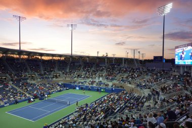 New York - 27 Ağustos 2019: New York 'ta oynanan 2019 US Open maçında Billie Jean King Ulusal Tenis Merkezi' nde gün batımında Grandstand Stadyumu