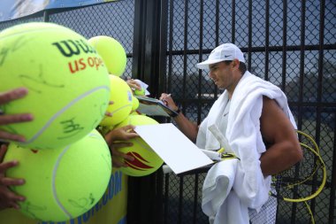 New York - 25 Ağustos 2019: İspanya Grand Slam Şampiyonu Rafael Nadal, New York 'taki Billie Jean King Ulusal Tenis Merkezi' nde 2019 Amerika Açık 'ı antremandan sonra imza dağıttı.