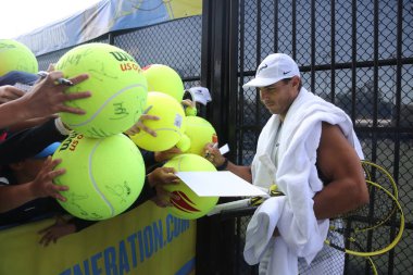 New York - 25 Ağustos 2019: İspanya Grand Slam Şampiyonu Rafael Nadal, New York 'taki Billie Jean King Ulusal Tenis Merkezi' nde 2019 Amerika Açık 'ı antremandan sonra imza dağıttı.