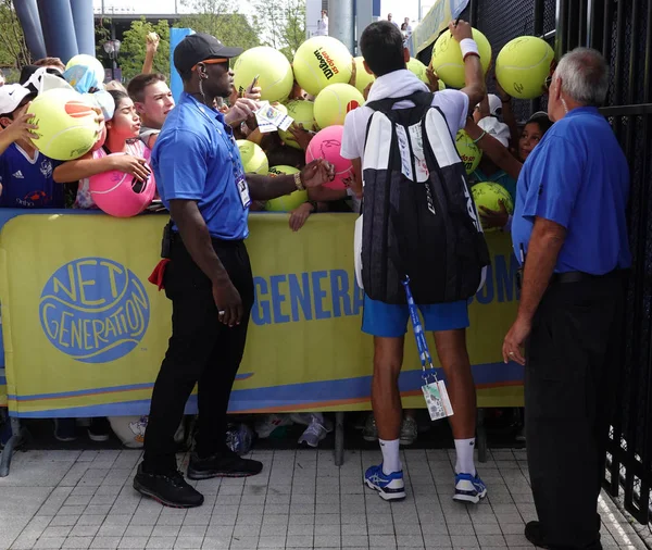 ニューヨーク 2019年8月27日 セルビアのグランドスラムチャンピオン ノヴァク ジョコビッチ選手が2019年の練習後にサインサインを発表ニューヨークのビリー ジーン キング国立テニスセンターで開幕 — ストック写真