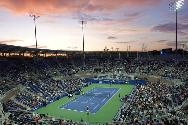 New York - 27 Ağustos 2019: New York 'ta oynanan 2019 US Open maçında Billie Jean King Ulusal Tenis Merkezi' nde gün batımında Grandstand Stadyumu